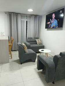 亞美尼亞的住宿－Apartamento vacacional amoblado，带沙发和平面电视的客厅