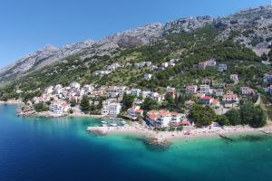 una vista aérea de una playa en el agua en Apartments by the sea Pisak, Omis - 10410, en Mimice