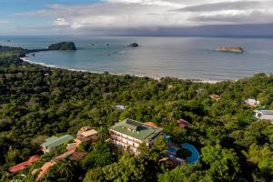 Una vista aérea de un resort y el océano. en Hotel La Mariposa, en Manuel Antonio