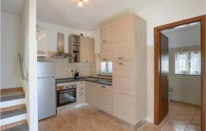 Kuchyňa alebo kuchynka v ubytovaní 2 Bedroom Beautiful Home In Framura