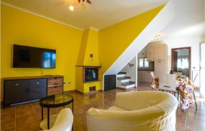 Televízia a/alebo spoločenská miestnosť v ubytovaní 2 Bedroom Beautiful Home In Framura