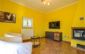 Televízia a/alebo spoločenská miestnosť v ubytovaní 2 Bedroom Beautiful Home In Framura