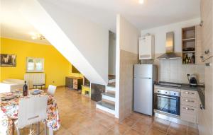 Kuchyňa alebo kuchynka v ubytovaní 2 Bedroom Beautiful Home In Framura