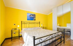 Posteľ alebo postele v izbe v ubytovaní 2 Bedroom Beautiful Home In Framura
