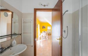 Kúpeľňa v ubytovaní 2 Bedroom Beautiful Home In Framura