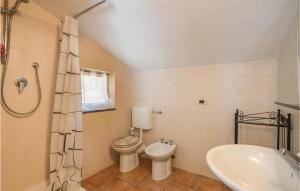 Kúpeľňa v ubytovaní 2 Bedroom Beautiful Home In Framura