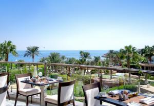een restaurant met uitzicht op de oceaan bij Royal Savoy Sharm El Sheikh in Sharm El Sheikh