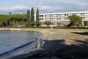 un bâtiment avec une plage en face d'un bâtiment dans l'établissement Apartments with WiFi Zadar - 14525, à Zadar