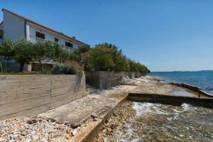 een huis aan de oever van een waterlichaam bij Apartments by the sea Kozino, Zadar - 14723 in Petrcane