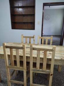聖米格爾德圖庫曼的住宿－Casa Barrio Sur COMODA，一张带两把椅子和镜子的木桌