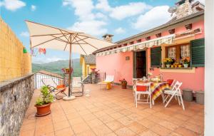 une terrasse avec une table et un parasol dans l'établissement C Da Suntina, à Varese Ligure