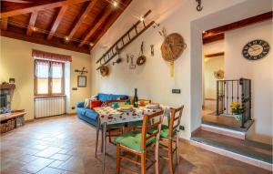 - un salon avec une table et un canapé bleu dans l'établissement C Da Suntina, à Varese Ligure
