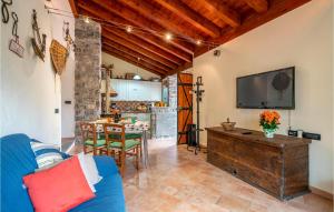 - un salon avec un canapé bleu et une table dans l'établissement C Da Suntina, à Varese Ligure
