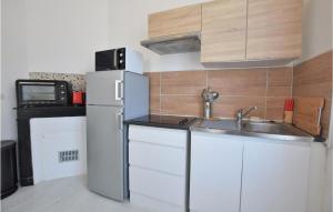 Kuchyňa alebo kuchynka v ubytovaní Cozy Apartment In Mers-Les-Bains