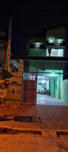 un pulmino della scuola parcheggiato in un parcheggio di notte di Pousada Reis Guarujá a Guarujá