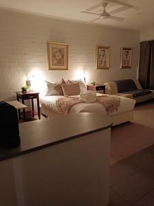 - une chambre avec un lit, deux tables et deux lampes dans l'établissement Buffalo Motel and Country Retreat, à Porepunkah