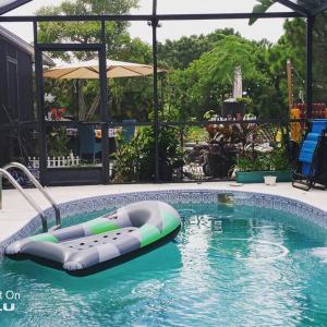 una balsa inflable en una piscina en Private Heated Pool Sunshine Vacation Home, en Punta Gorda