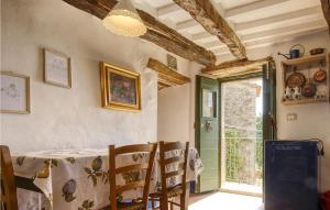 una sala da pranzo con tavolo, sedie e finestra di Nice Apartment In Villagrande Di Monteco With Kitchen 