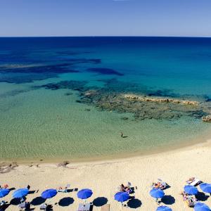 una vista aérea de una playa con sombrillas y el océano en Hotel La Playa, en Acciaroli