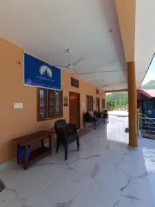 een lobby van een gebouw met een bord aan de muur bij Odyssey Stays Rathuadhab (Jim Corbett National Park) in Badīyārgaon