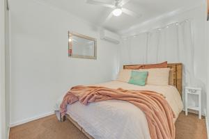 um quarto com uma cama e uma ventoinha de tecto em Sleepy Shackell - Echuca Moama Holiday Accommodation em Echuca