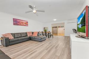 エチューカにあるSleepy Shackell - Echuca Moama Holiday Accommodationのソファと薄型テレビのあるリビングルーム