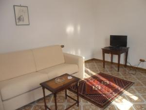 een woonkamer met een bank en een tafel bij La Civetta in Torrita di Siena