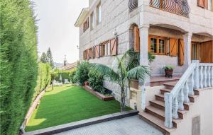 - une vue sur l'extérieur d'une maison avec une cour verdoyante dans l'établissement Nice Home In Alella With Outdoor Swimming Pool, à Alella