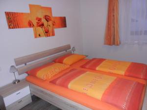Łóżko lub łóżka w pokoju w obiekcie Ferienhaus Sporer