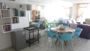由旺果海灘的住宿－Ocean view at 23 La Crete Sands Uvongo，客厅配有桌椅和沙发