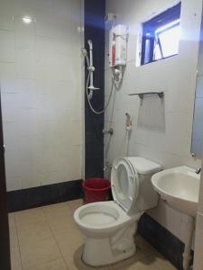 a bathroom with a toilet and a sink at Casa del Camba Hotel and Restaurant in Alaminos
