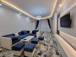 ein Wohnzimmer mit einem Sofa und einem TV in der Unterkunft Квартира в аренду Tashkent in Taschkent