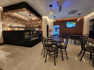 Μια τηλεόραση ή/και κέντρο ψυχαγωγίας στο Summit Hotel Suites - القمة للأجنحة الفندقيه