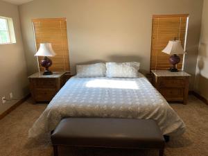 黑柏市的住宿－Luxury 4 bedroom home 10 min to Park City and Jordenelle，一间卧室配有一张带2个床头柜的大床