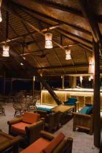 une grande chambre avec des chaises, des tables et des lumières dans l'établissement Ecoboo Maldives, à Thinadhoo