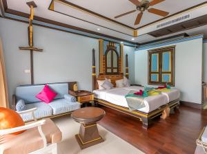 Postel nebo postele na pokoji v ubytování Ayodhaya Palace Beach Resort - SHA Plus certified