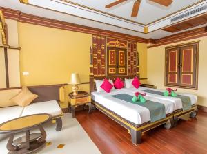 Postel nebo postele na pokoji v ubytování Ayodhaya Palace Beach Resort - SHA Plus certified