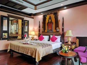 Postel nebo postele na pokoji v ubytování Ayodhaya Palace Beach Resort - SHA Plus certified