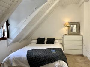 1 dormitorio blanco con 1 cama y escalera en Locky · Espacio y Exclusividad ❅ Pirineos360 ❅ en Sallent de Gállego
