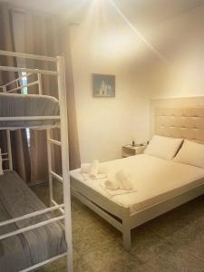 1 dormitorio con 1 litera y 2 literas en Alexander Apartments Nea Koutali, en Néa Koútali