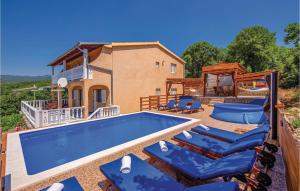 eine Villa mit einem Pool vor einem Haus in der Unterkunft Lovely Home In Donji Zagon With House Sea View in Donji Zagon