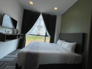 um quarto com uma cama e uma janela com a torre Eiffel em We Hotel Langkawi em Kuah