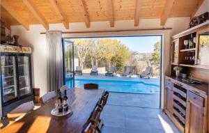 comedor con mesa y piscina en Stunning Home In Metkovic With House A Panoramic View, en Metković