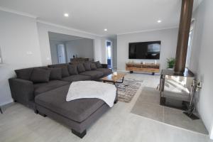un soggiorno con divano e TV a schermo piatto di Phillip Island Park Lane Holiday Park a Cowes
