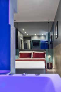 una camera da letto con un letto con cuscini rossi di Enjoy Art a Napoli
