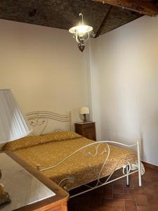 1 dormitorio con 1 cama y 1 lámpara en una habitación en La casetta in collina, en Reggio Calabria