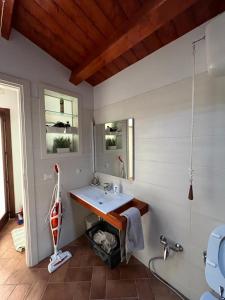 ein Badezimmer mit einem Waschbecken und einer Badewanne in der Unterkunft La casetta in collina in Reggio di Calabria