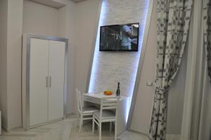 une salle à manger avec une table et un mur dans l'établissement Il Corso Suite, à Rome