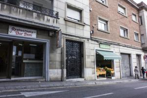 een gebouw met een deur aan de straatkant bij Monrooms Barcelona in Barcelona +37 foto's
