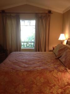 A bed or beds in a room at Del Mar Heights Getaway